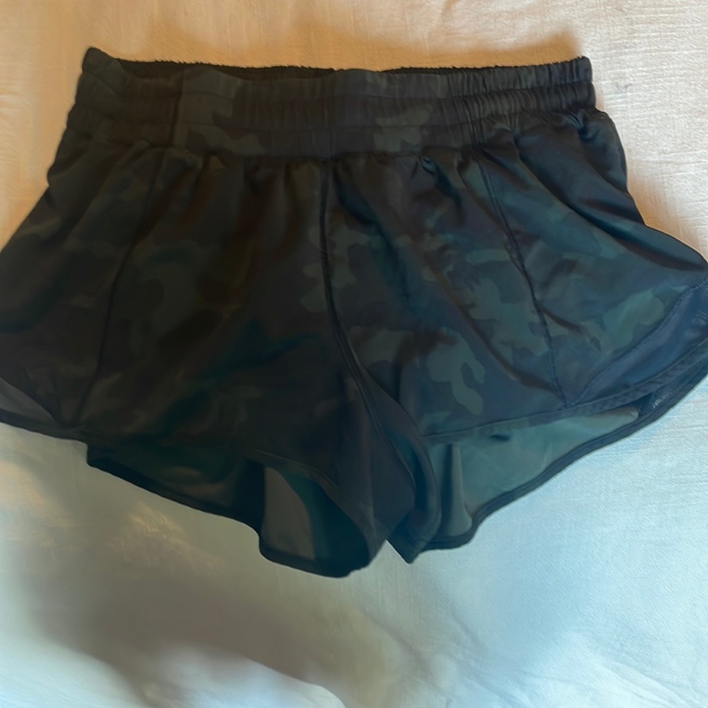 Green and black Camo lululemon Hotty Hot (2.5 inch)